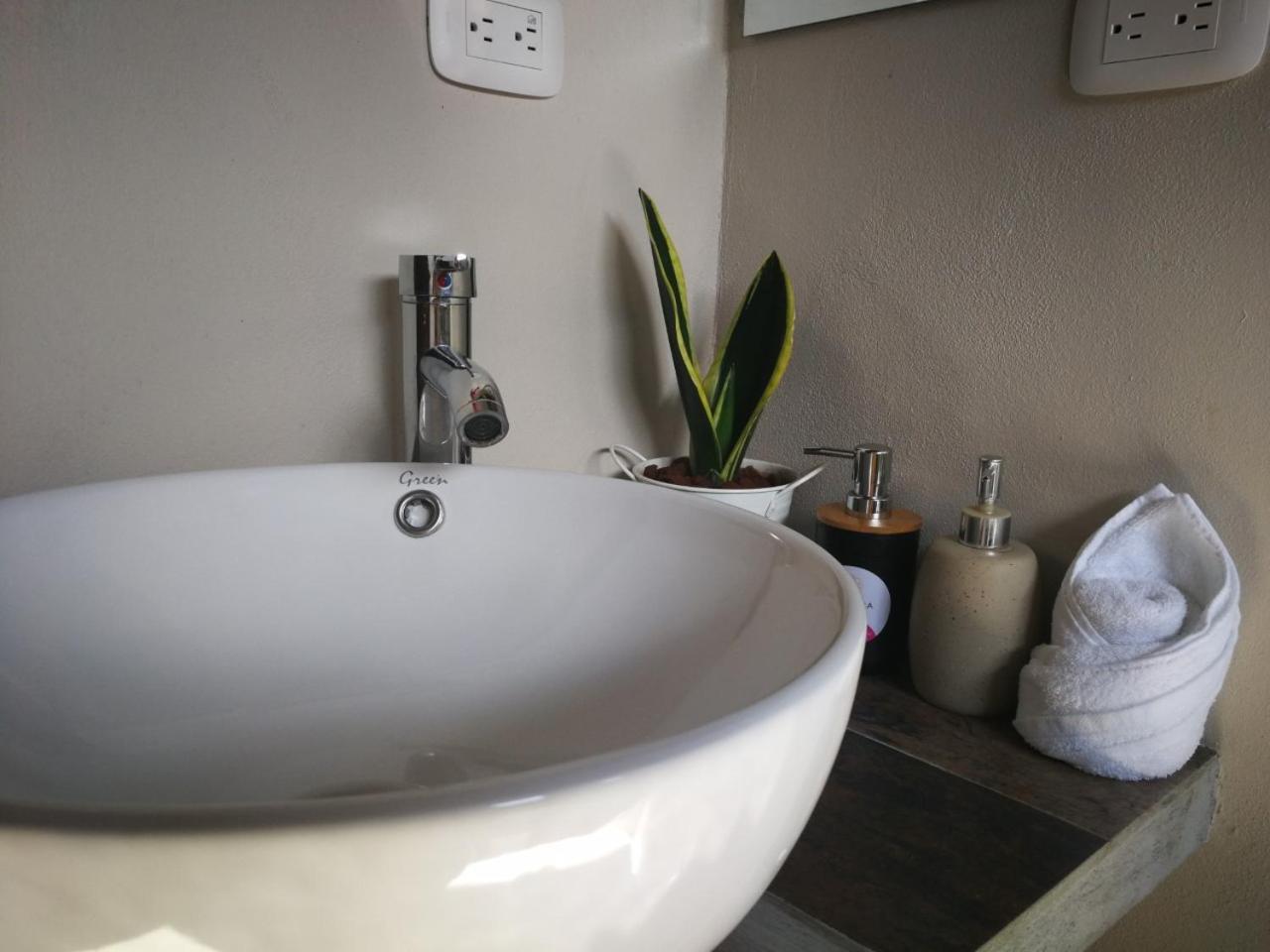 Apartamento Lantana ,Monteverde Con Aire Acondicionado Y Lavanderia Ngoại thất bức ảnh
